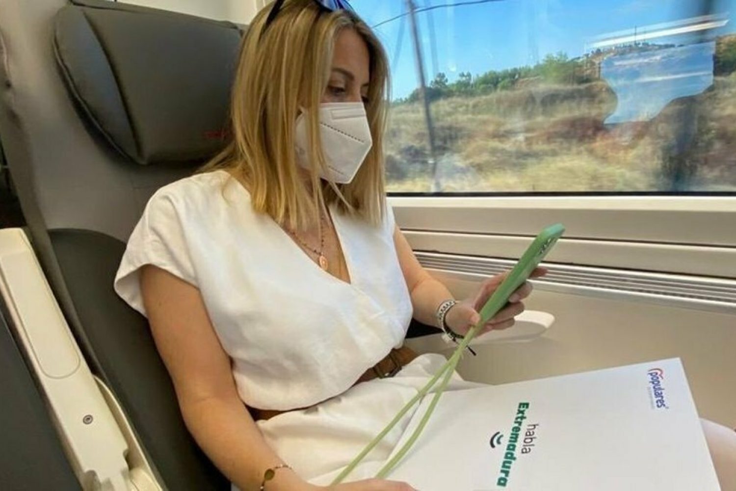 La presidenta del PP extremeño dice a su llegada a Madrid en el Alvia que "la indignación de los viajeros es compartida"