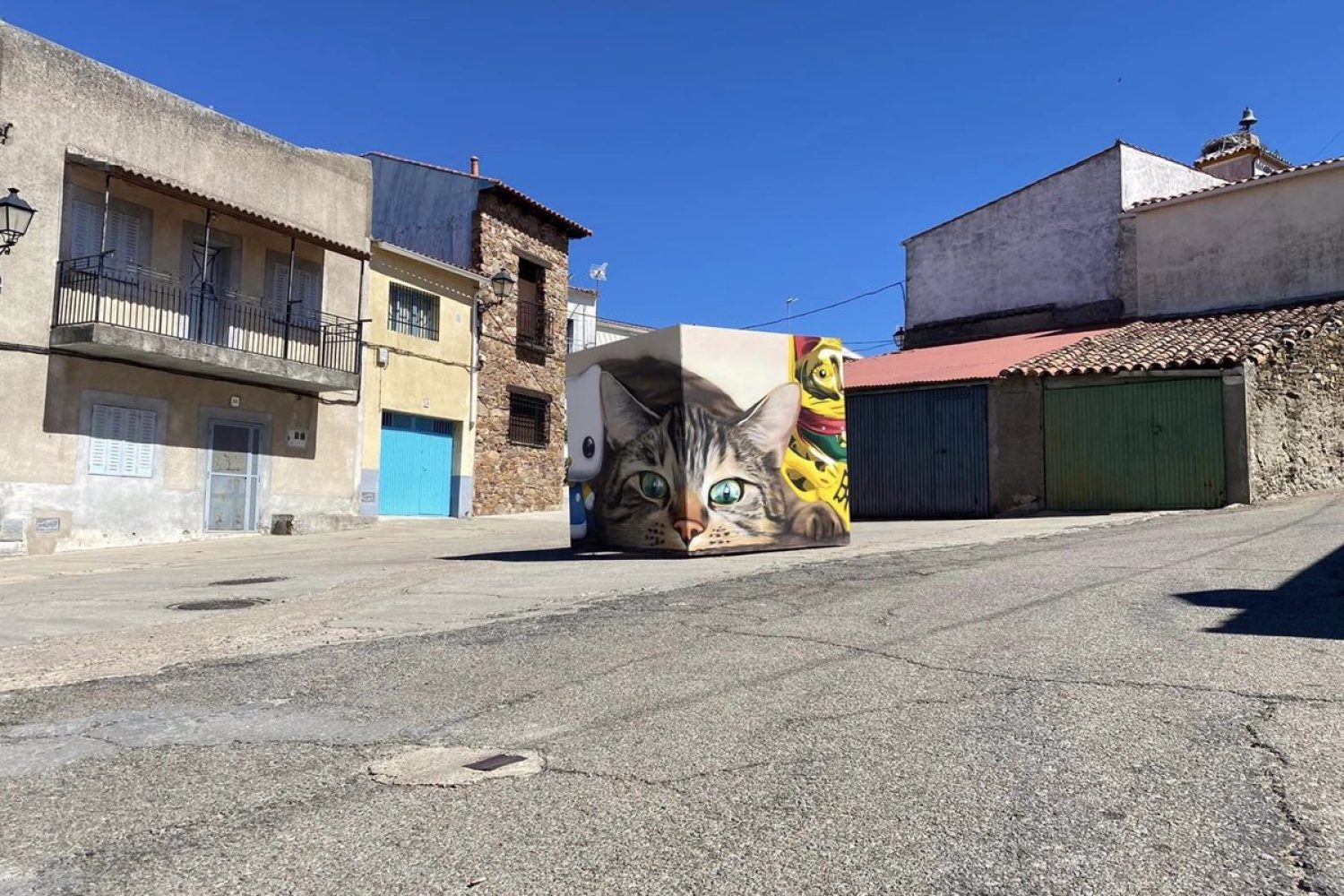 Las calles de Cachorrilla exponen ocho cubos con obras de diversos estilos artísticos, elaborados en el Encuentro 'JATO'