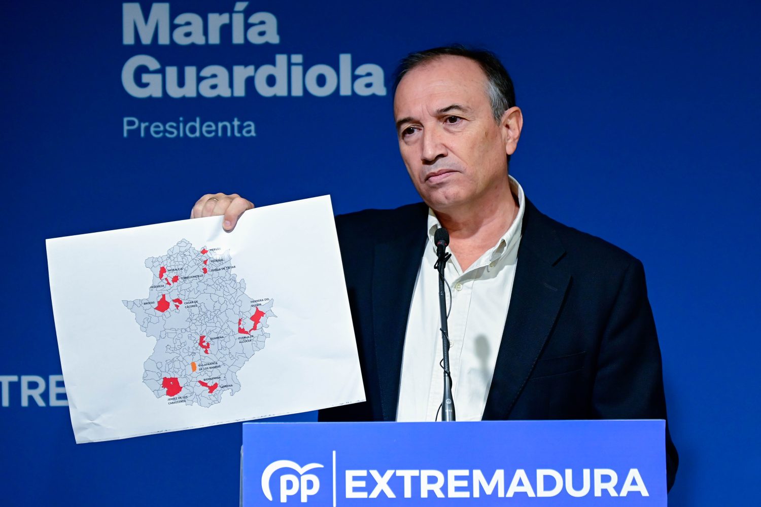 MERIDA. SEDE REGIONAL. RUEDA DE PRENSA DE LAUREANO LEON SOBRE RESIDENCIA DE PESCUEZA