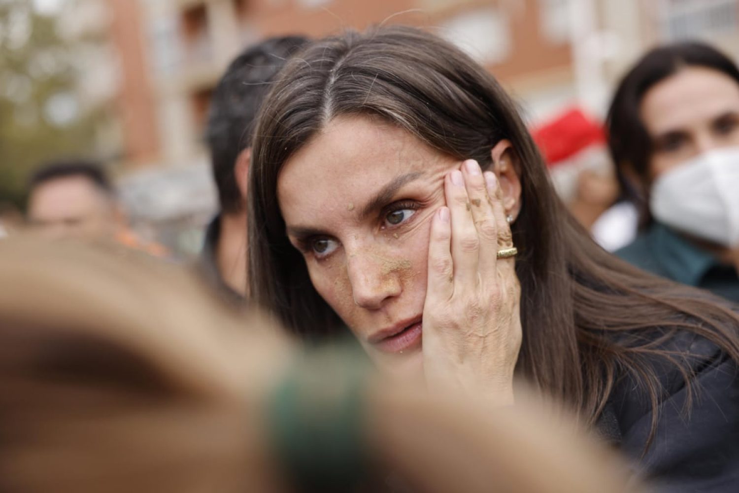 Insultos y lanzamiento de barro a la comitiva de los reyes al llegar al centro de Paiporta