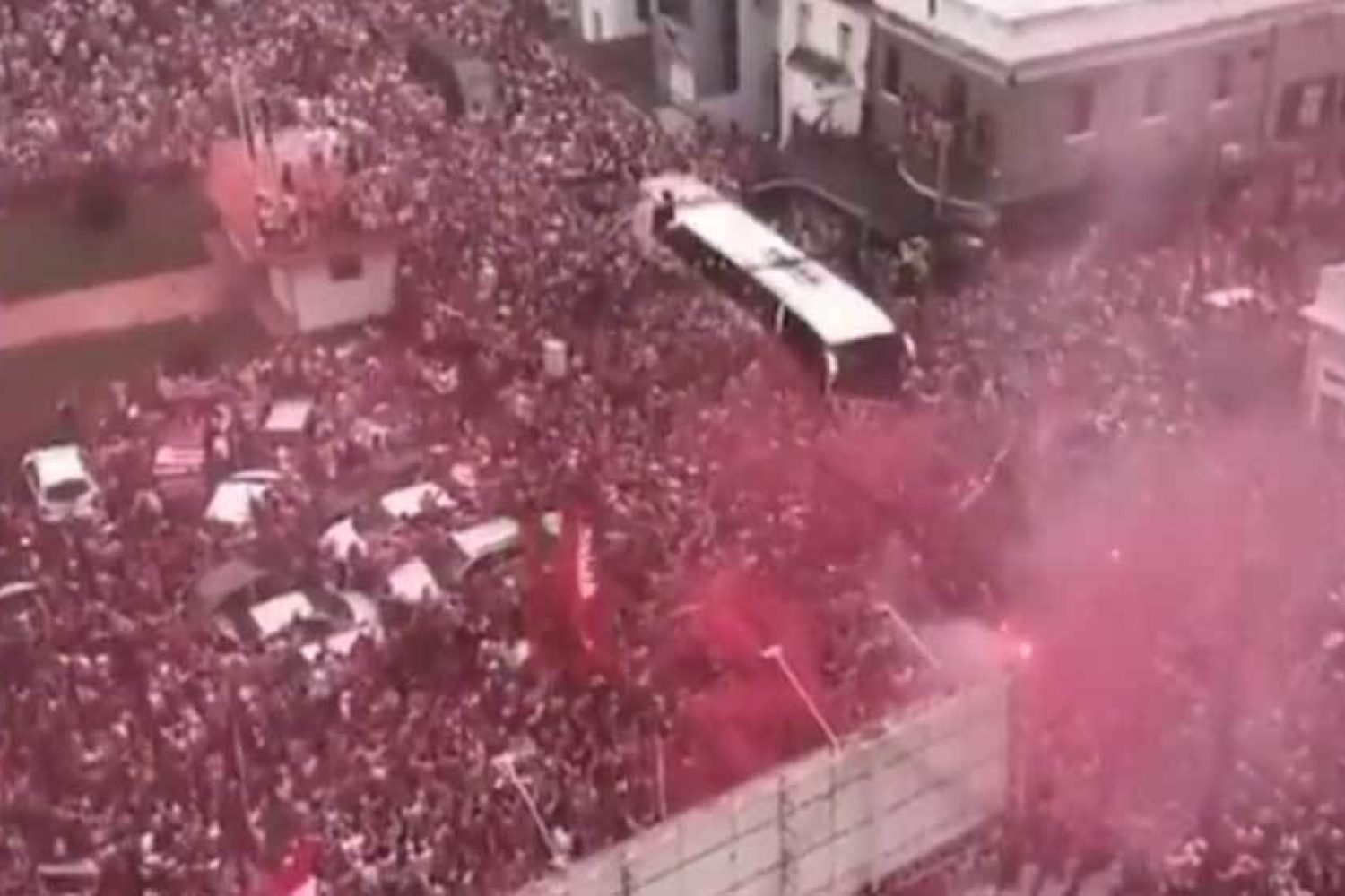 Locura en Brasil: pasillo humano de miles de personas para despedir al Flamengo