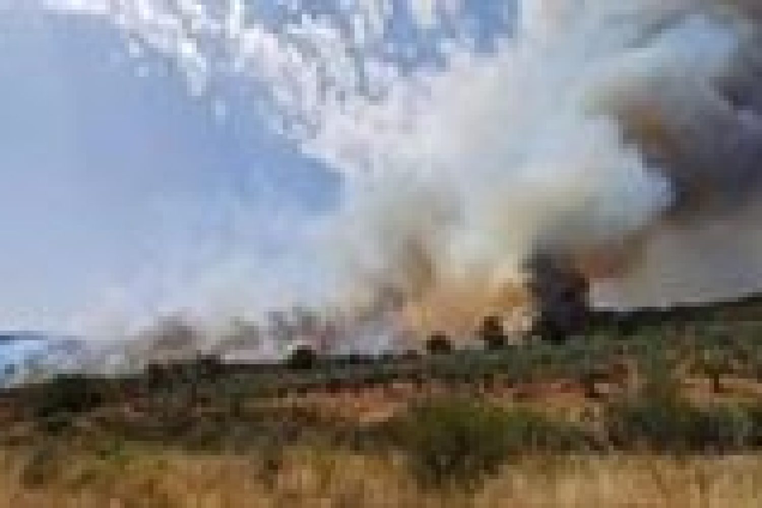 Los medios trabajan en consolidar el perímetro y sofocar las posibles reactivaciones en el incendio en Sierra de Gata