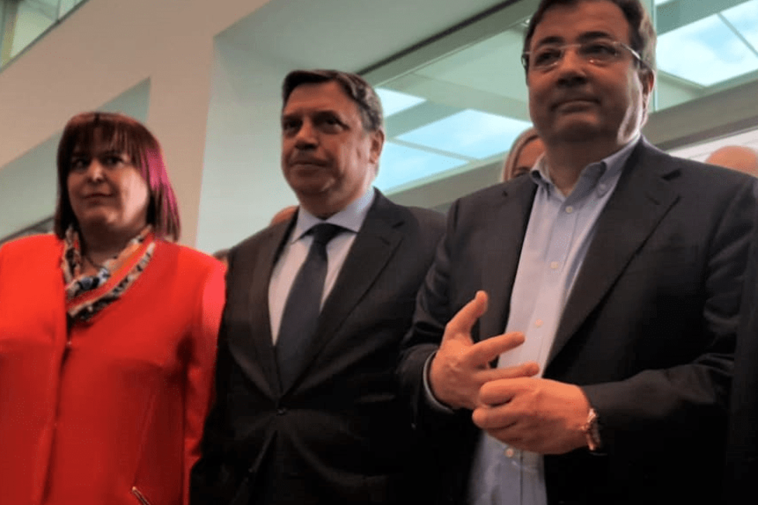 El ministro Luis Planas entre la consejera Begoña García y el presidente de la Junta, Fernández Vara.