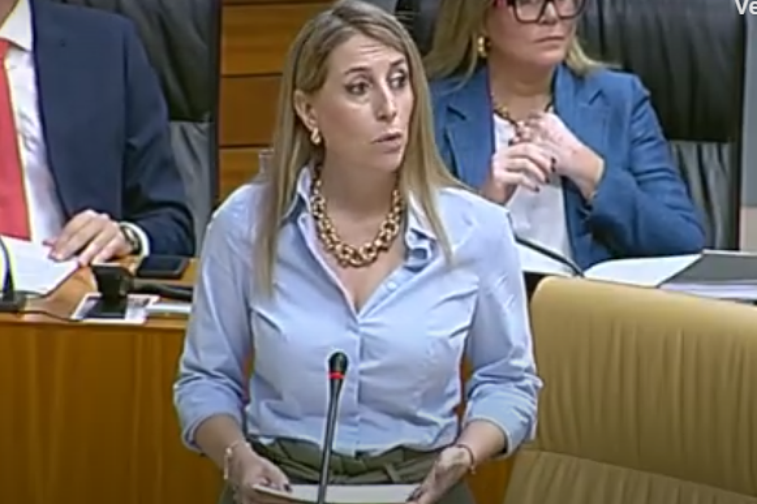 maria guardiola hoy en el pleno de la Asamblea