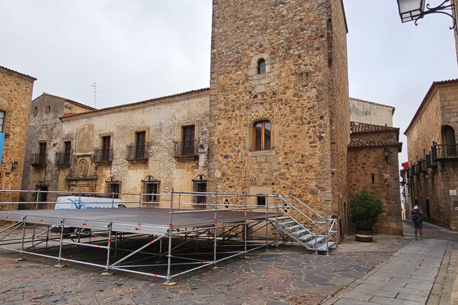 El Ayuntamiento de Cáceres adquiere dos escenarios modulables y de rápido montaje para distintos eventos de la ciudad