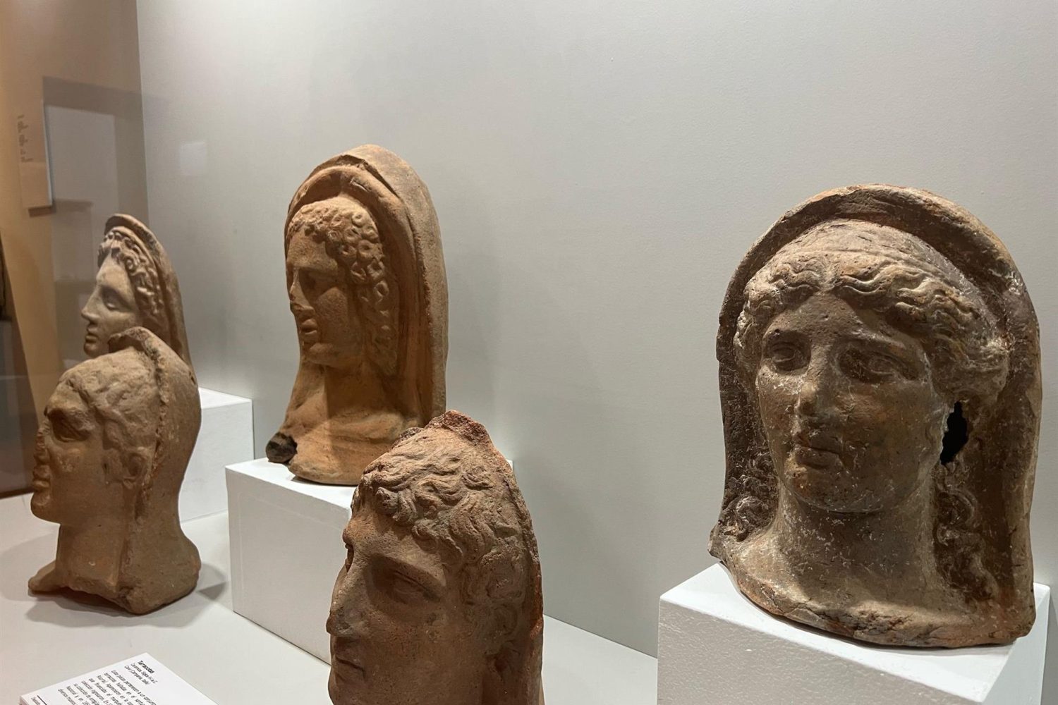 Colección de terracotas helenísticas procedentes de Calvi (Italia) que se exponen en el Museo de Cáceres.