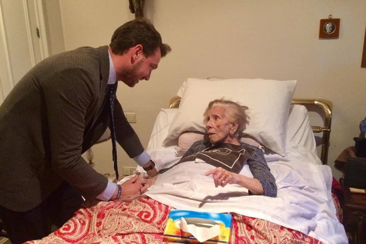 Imagen de archivo de cumpleaños 103 de María Antonia Morales, que recibió la visita del alcalde de Jaraíz de la Vera, Luis Miguel Núñez.