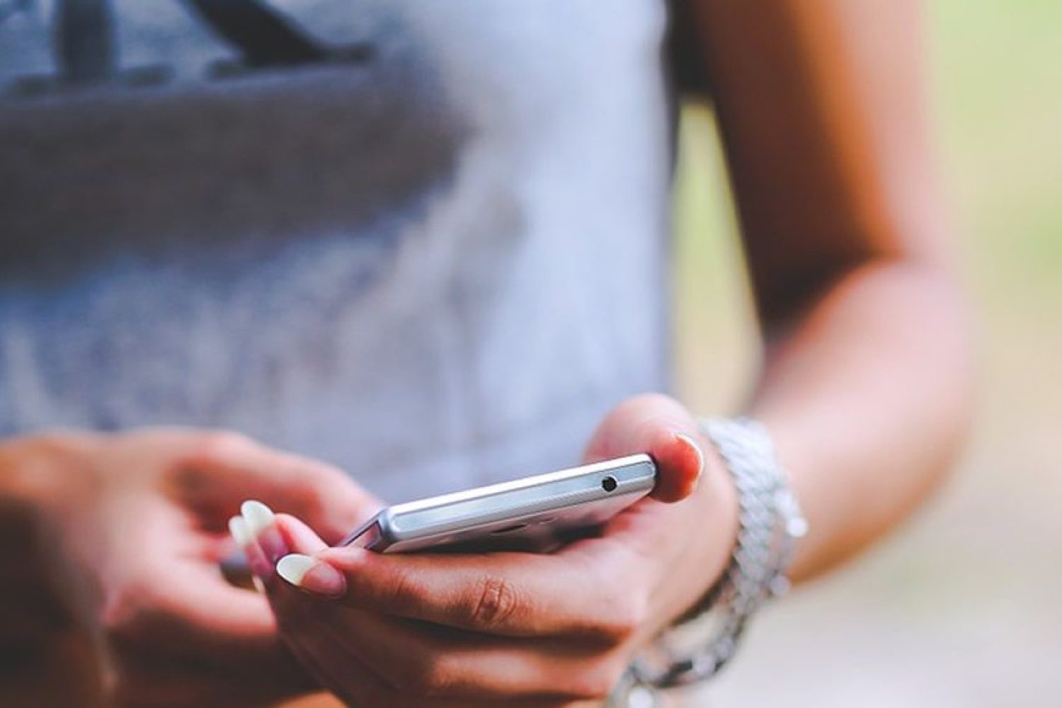 mujer-utilizando-el-telefono-movil