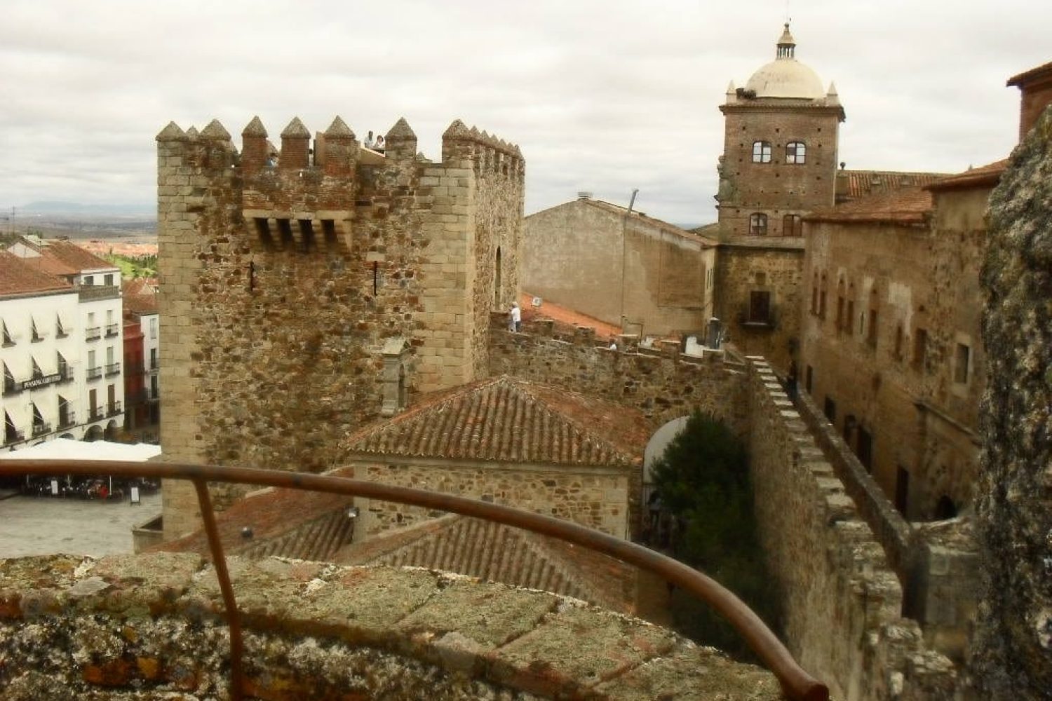 Vista parcial de la muralla de Cáceres.