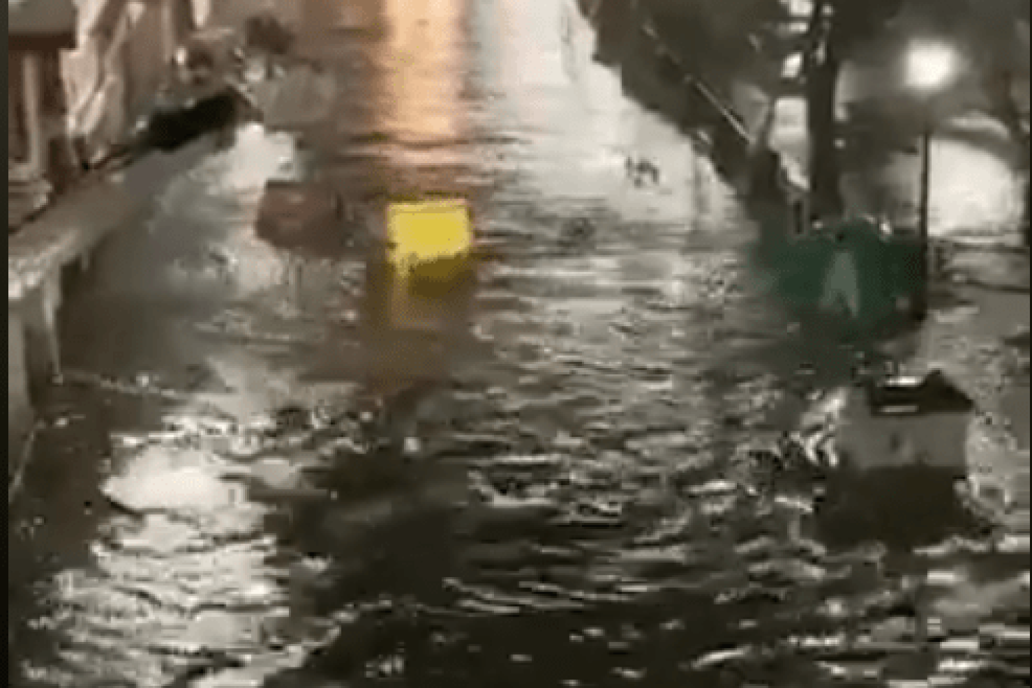 Navaconcejo en una de sus calles, en la noche de este jueves.