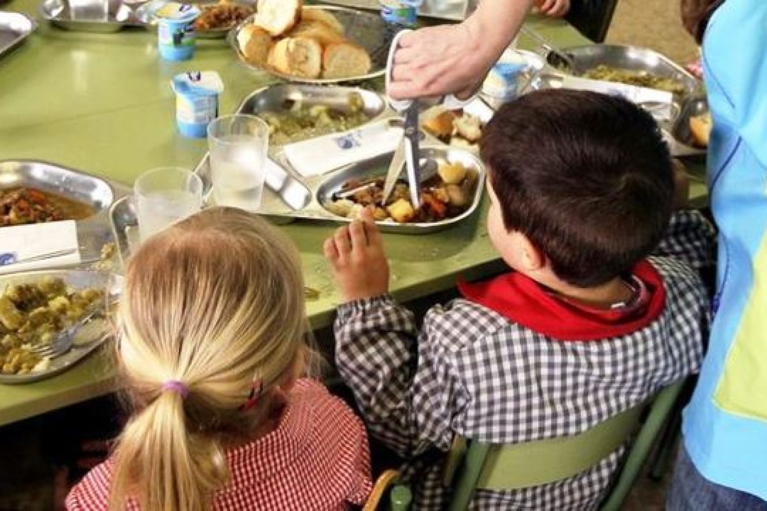 nenes comiendo