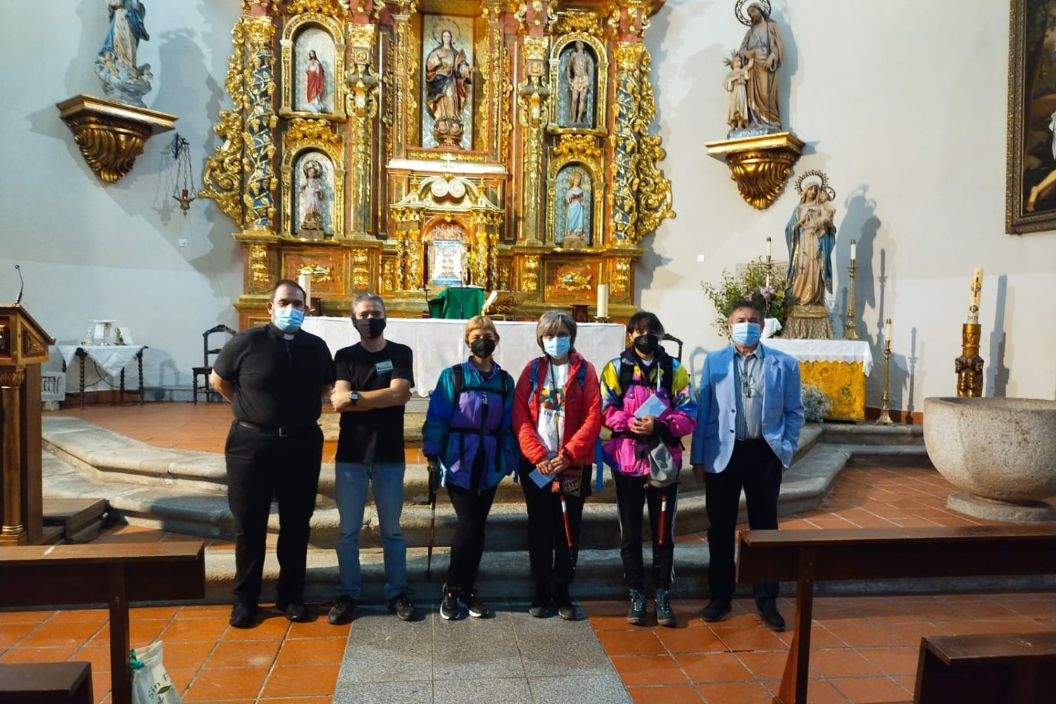 La expedición que parte desde Orellana junto con el párroco de Orellana la Vieja, Eugenio Albalate, el presidente de RETAMA, Javier Acedo y el alcalde de Orellana la Vieja, Cayetano Ramos