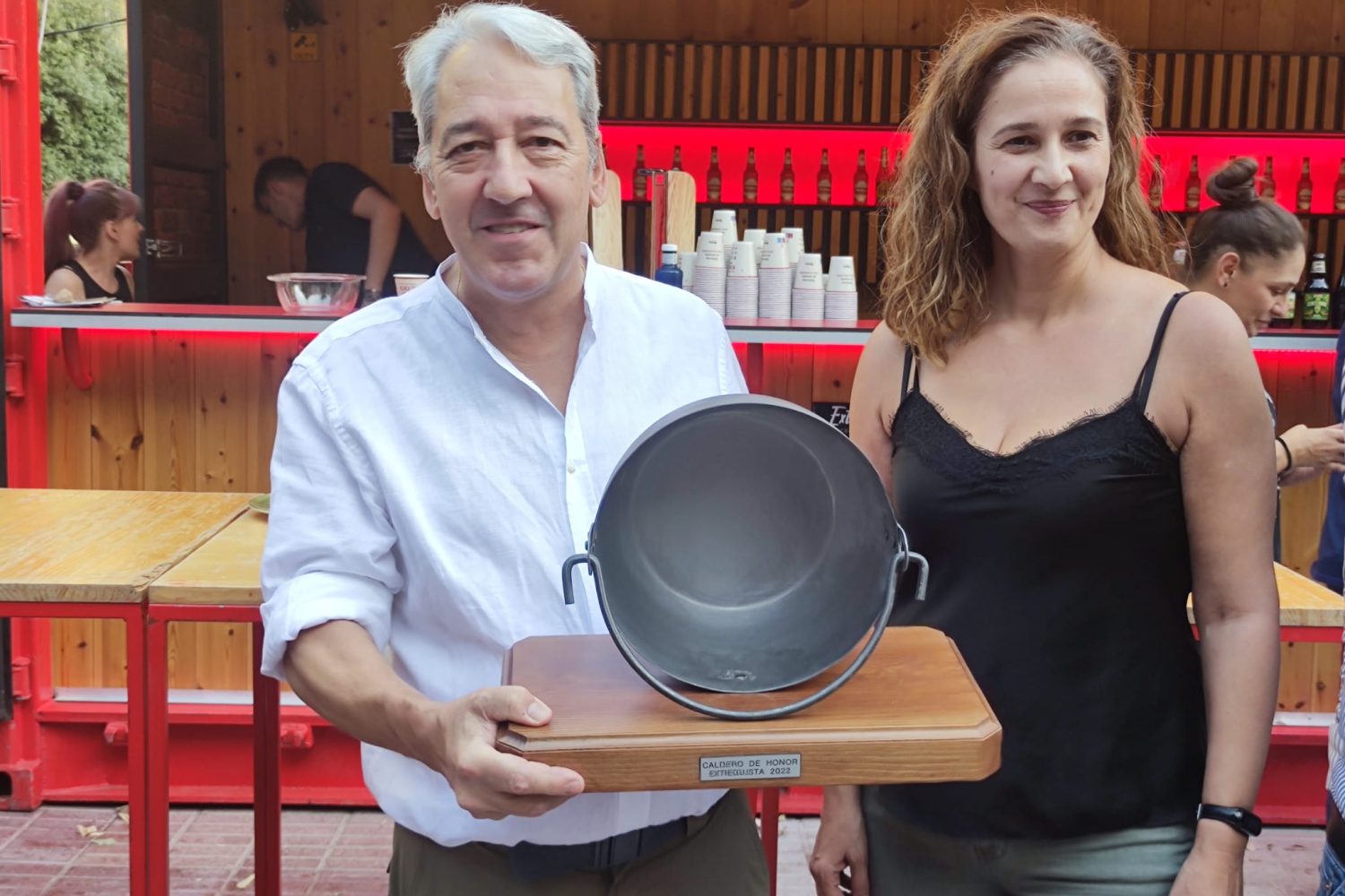 Pablo Medrano muestra el Caldero de Honor de Extregusta 2022, que le fue entregado con María de los Angeles costa, Concejala de Comercio del ayuntamiento de Cáceres.