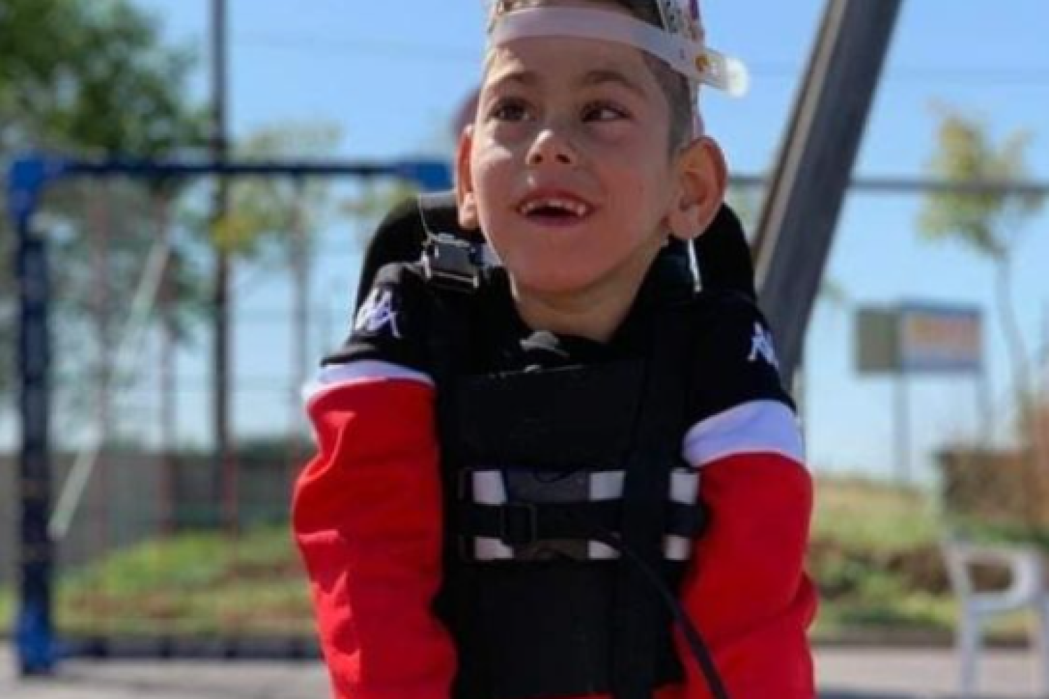Pablo, niño afectado por parálisis ceebral.