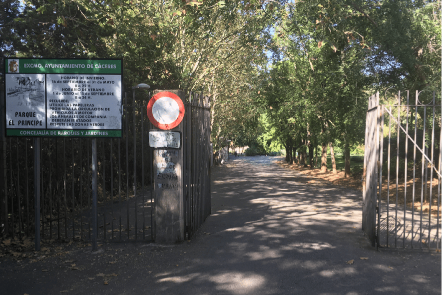 Parque del Príncipe de Cáceres. Entrada principal.