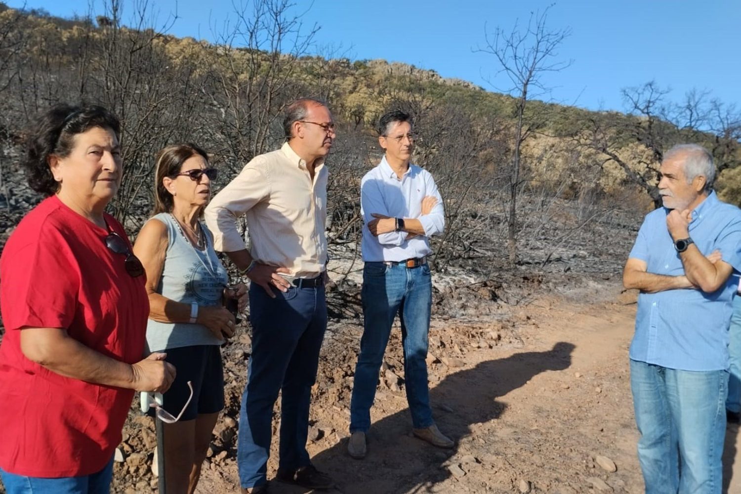 El alcalde de Cáceres se reúne con los vecinos de la finca Cuartos del Baño afectados por los incendios.

El alcalde de Cáceres, Rafael Mateos, continúa manteniendo encuentros con los vecinos y vecinas afectados por los incendios registrados en las últimas semanas. Así, este miércoles, acompañado por el concejal de Infraestructuras, Víctor Bazo, ha visitado la zona de Cuartos del Baño, que ha sufrido daños materiales en las parcelas.