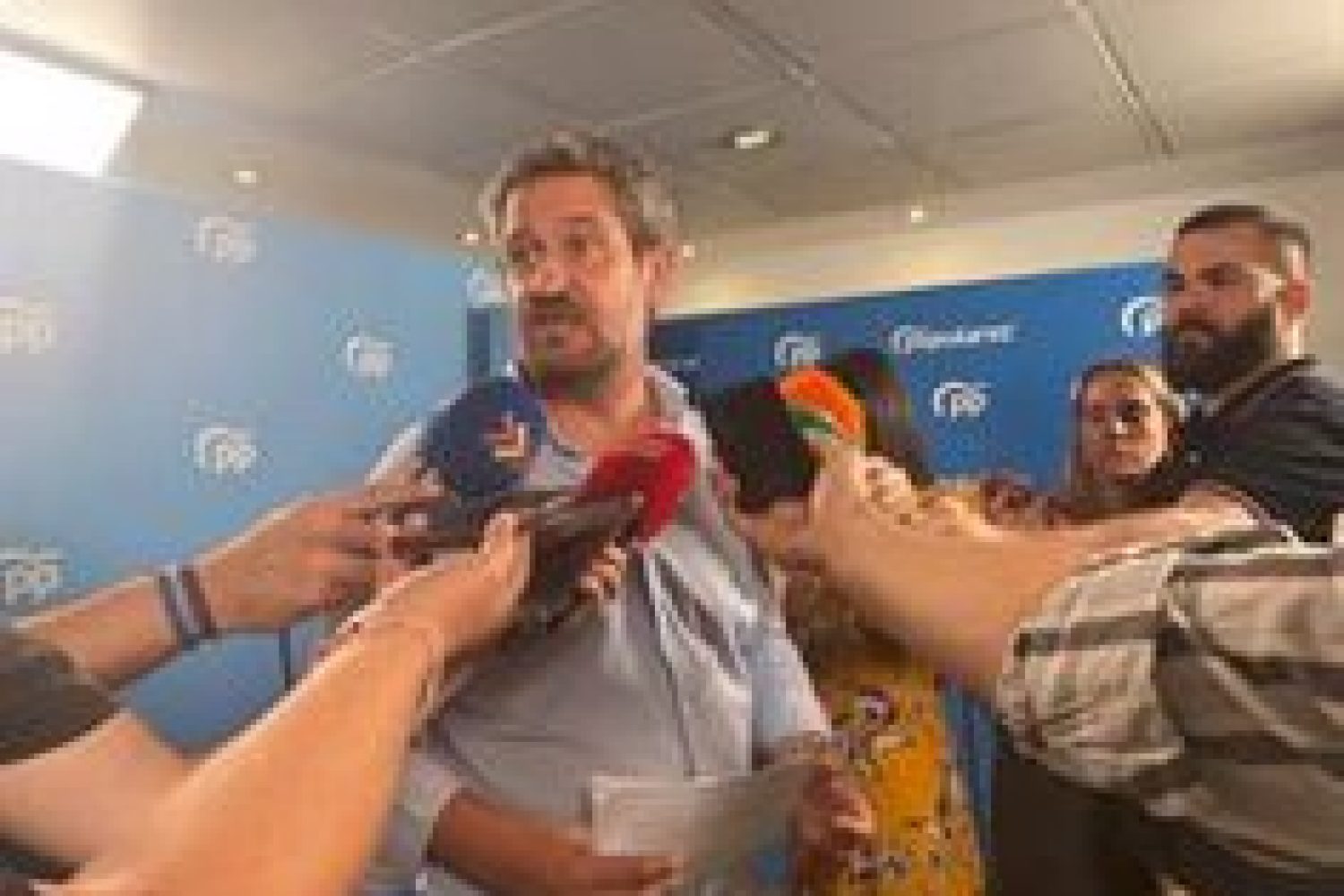 Podemos carga contra los ministros del PSOE por minimizar el gesto del Rey ante la espada de Bolívar