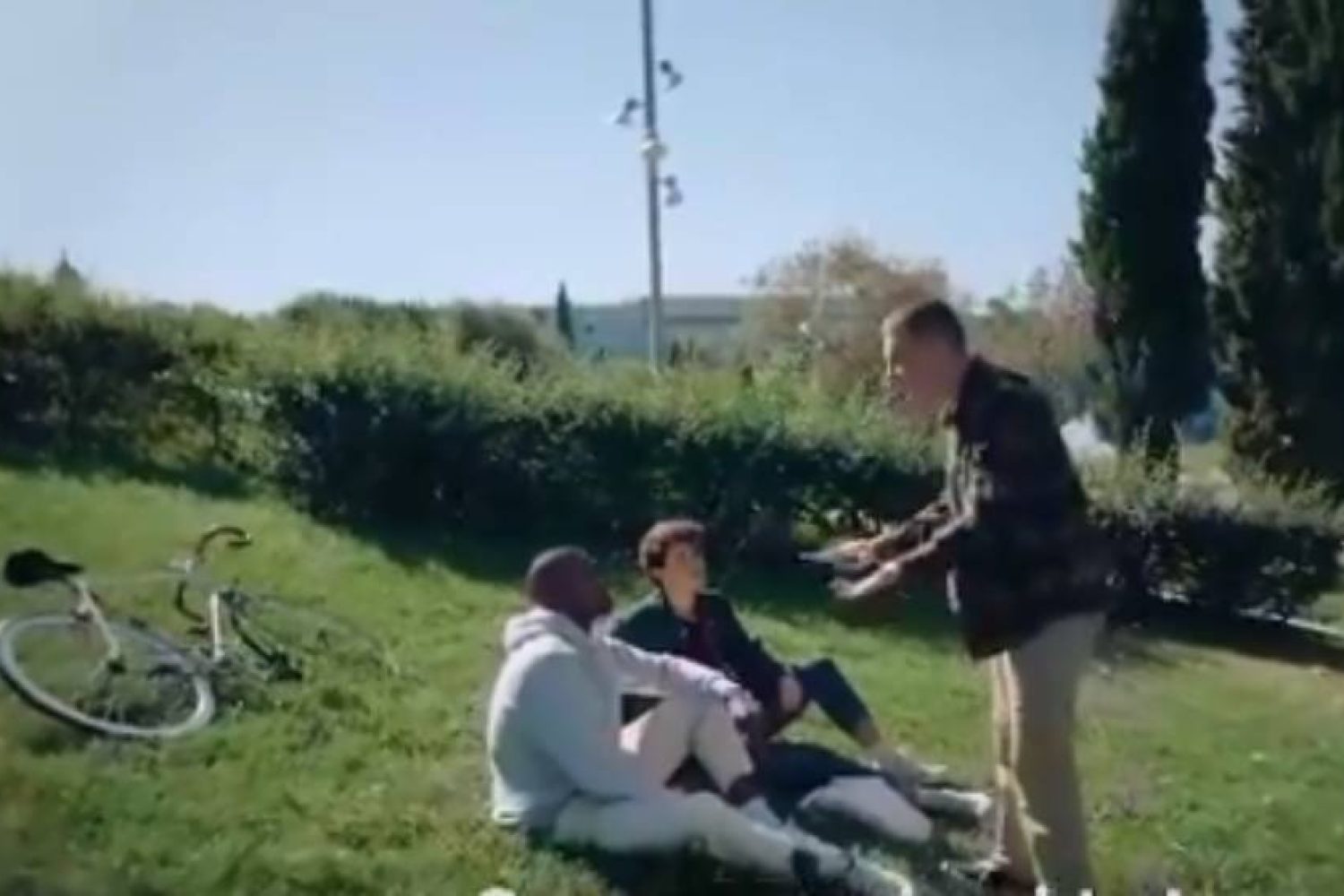 Polémica por el vídeo del Ayuntamiento de Barcelona con el machismo y el uso del español