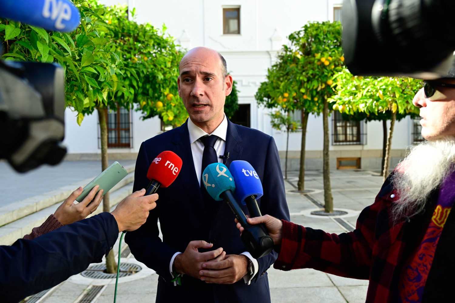 MERIDA. ASAMBLEA DE EXTREMADURA. CANUTAZO DE JOSE ANGEL SANCHEZ JULIA EN EL PATIO DE NARANJOS