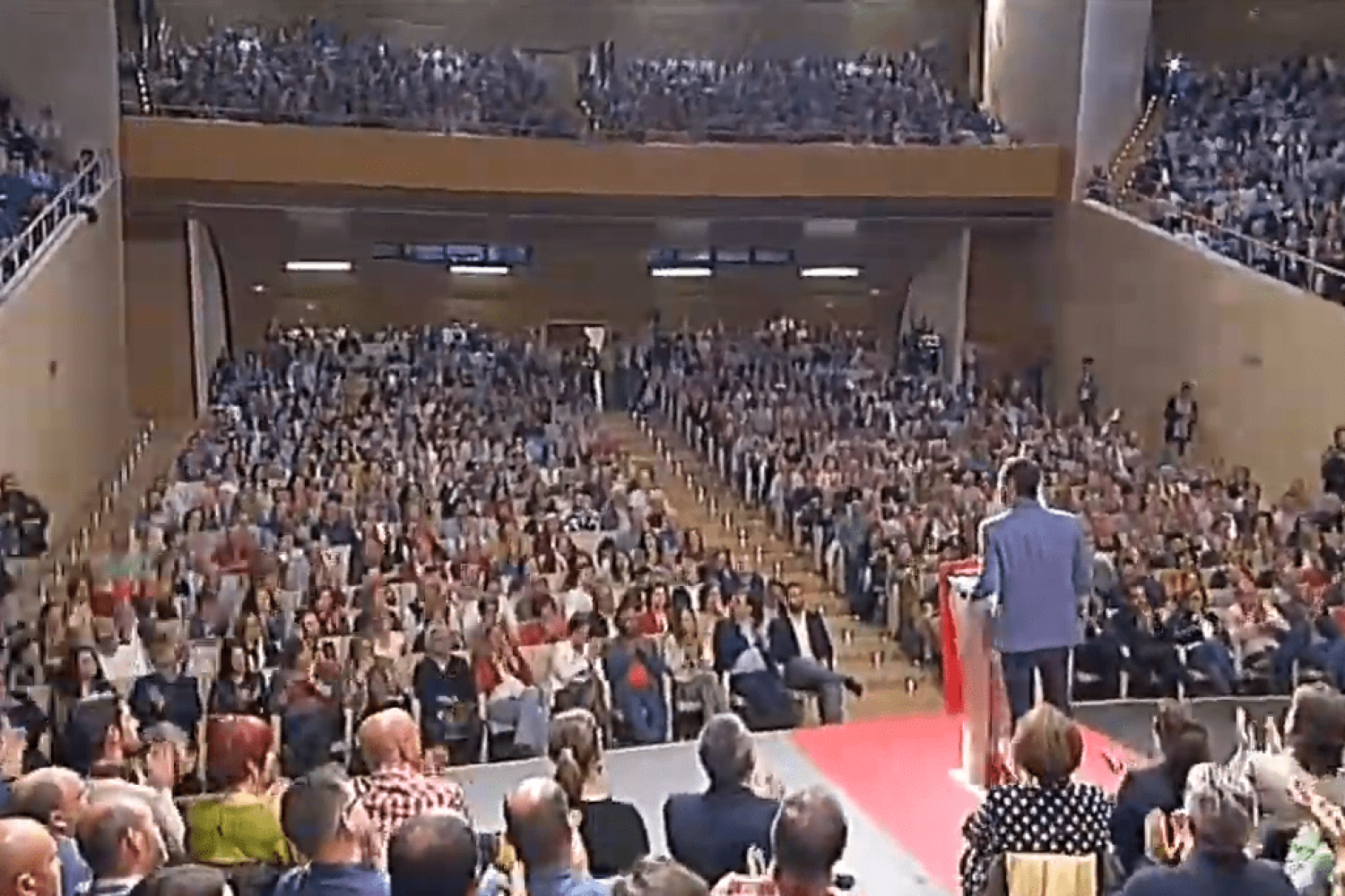Pedro Sánchez ante un auditorio repleto de militantes y simpatizantes.