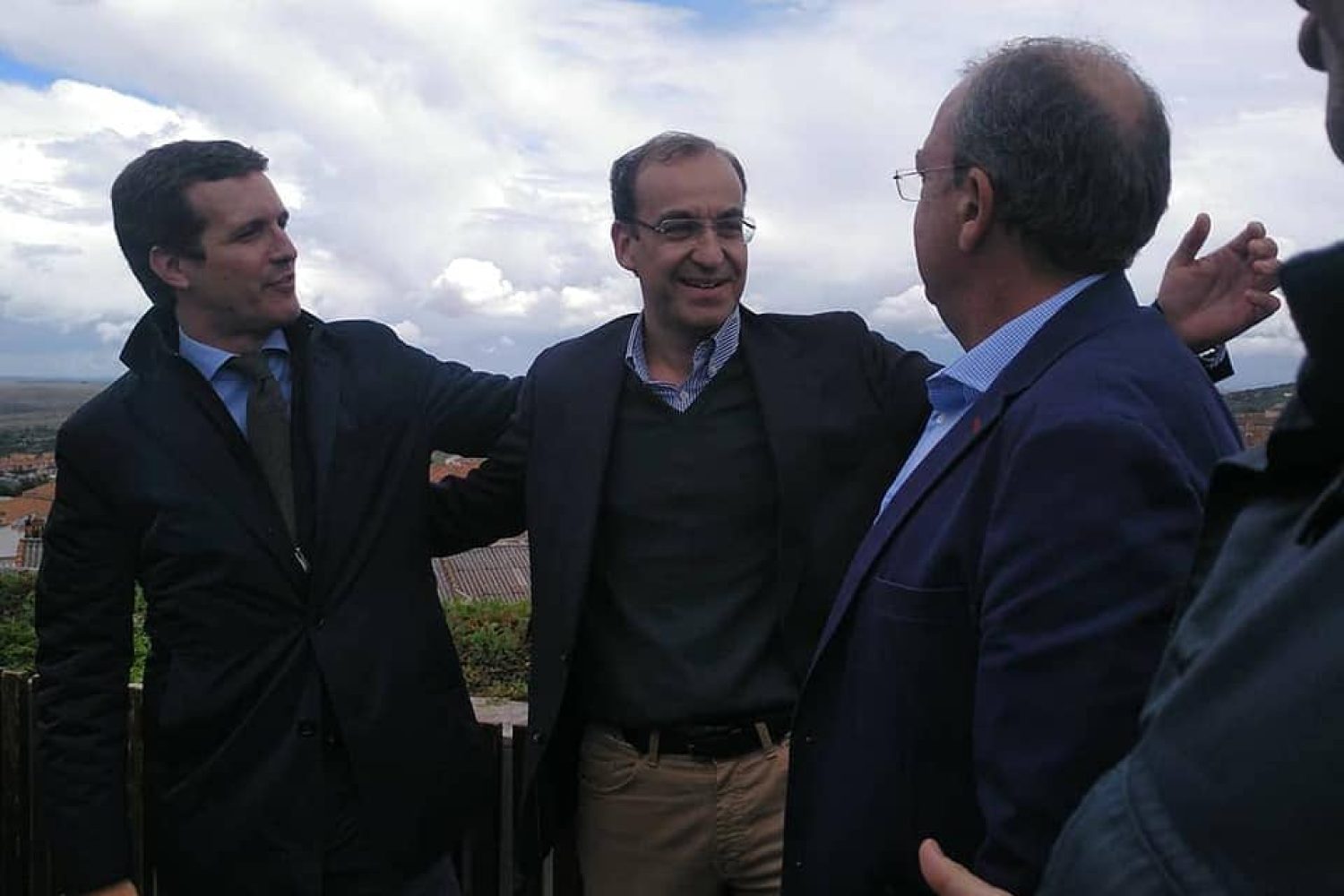 Rafael Mateos, en el centro, con Pablo Casado y José A. Monago, este mediodía en Cáceres. IM: PP.