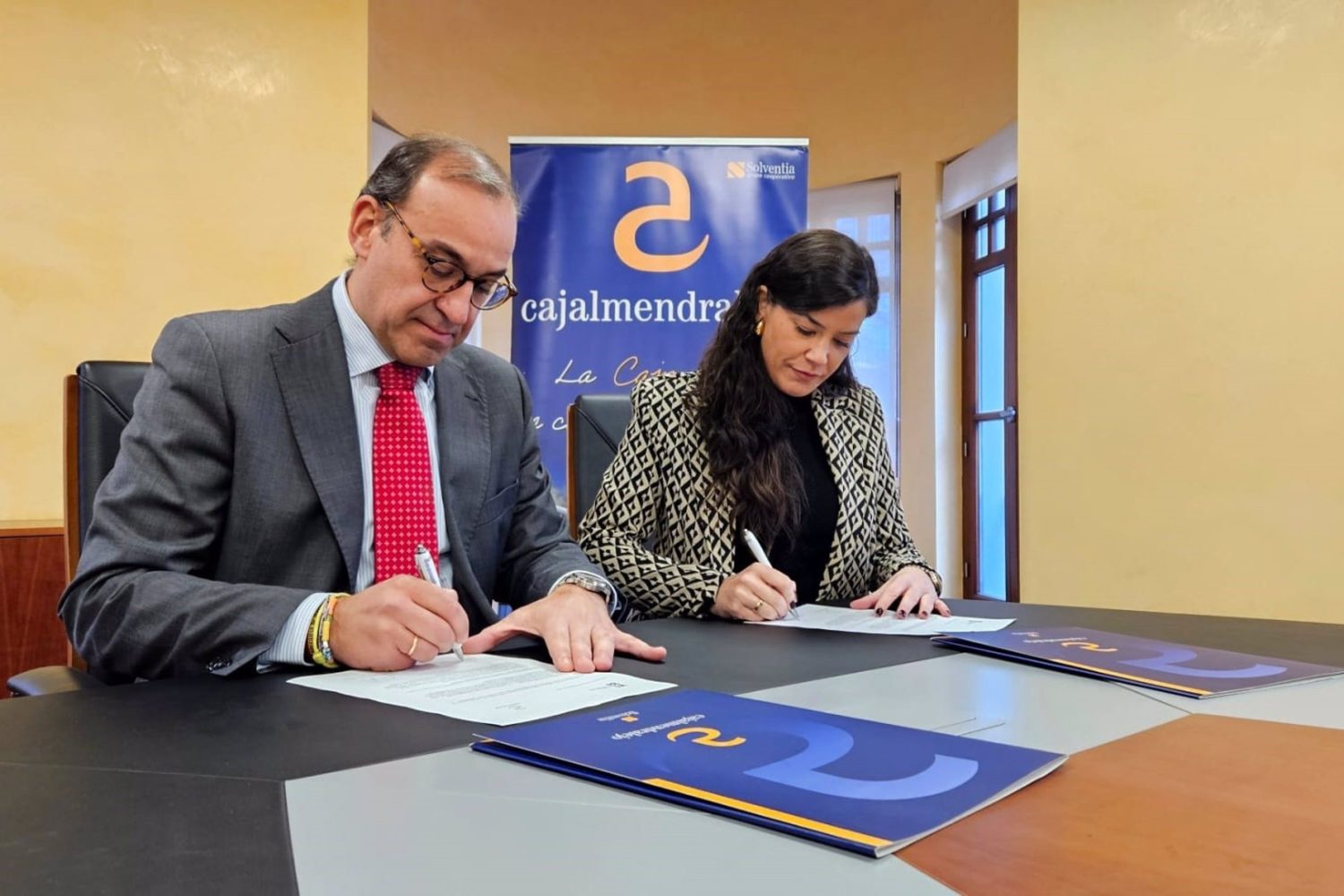 El Ayuntamiento de Cáceres adjudica a Cajalmendralejo la gestión de sus cuentas bancarias