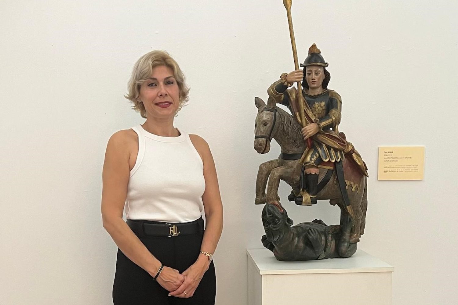 Raquel preciados, ante la estatua de S. Jorge, patrón de Cáceres.