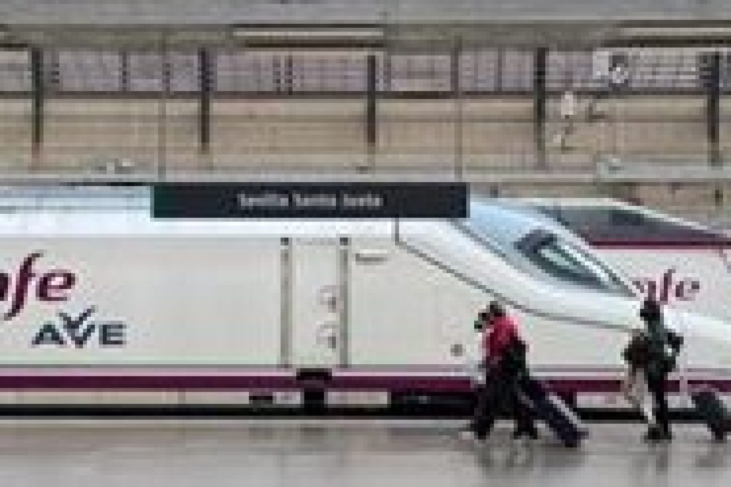 Renfe achaca a una "anomalía" en el tren Alvia los retrasos y reduce un 50% los billetes hasta que se solucione