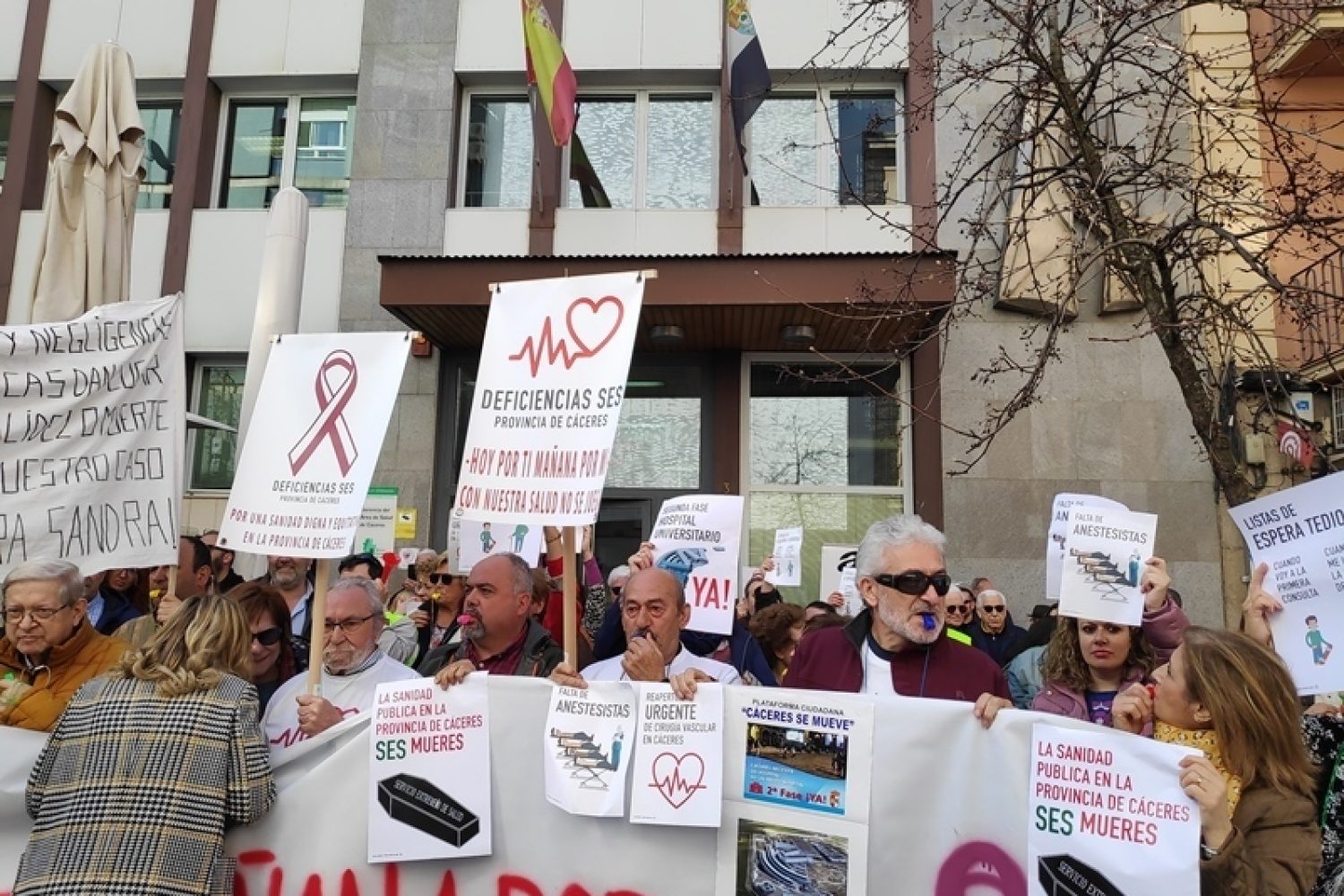 Concentración cacereña ante las puertas de la gerencia del SES en CGceres. Im: DEx.