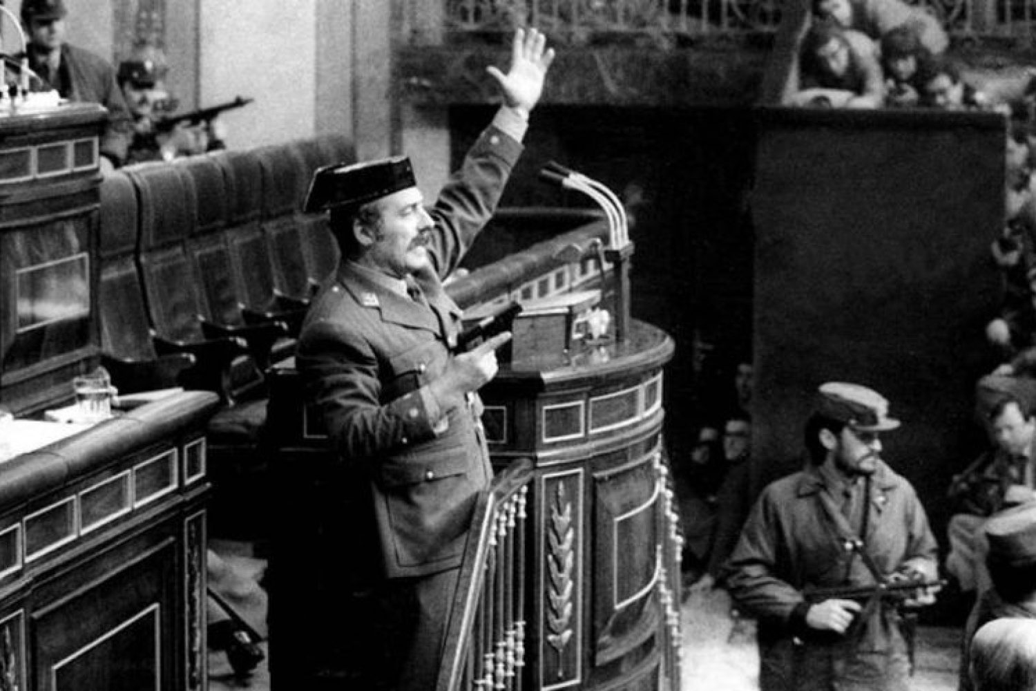 El momento en que Tejero disparó al cielo y mandó a todos los diputados al suelo / Cedida