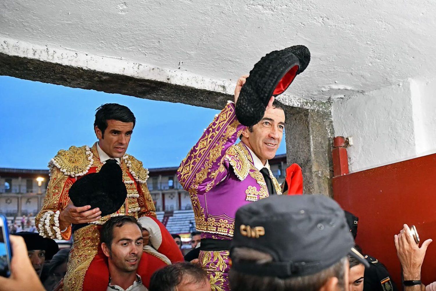 Juan Mora y Emilio de Justo, a hombros. Im: Tauroemoción.