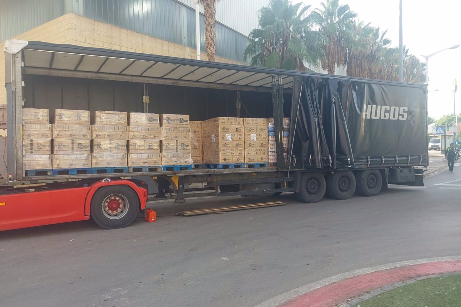 Tráiler sale desde Mérida con ayuda humanitaria para Valencia