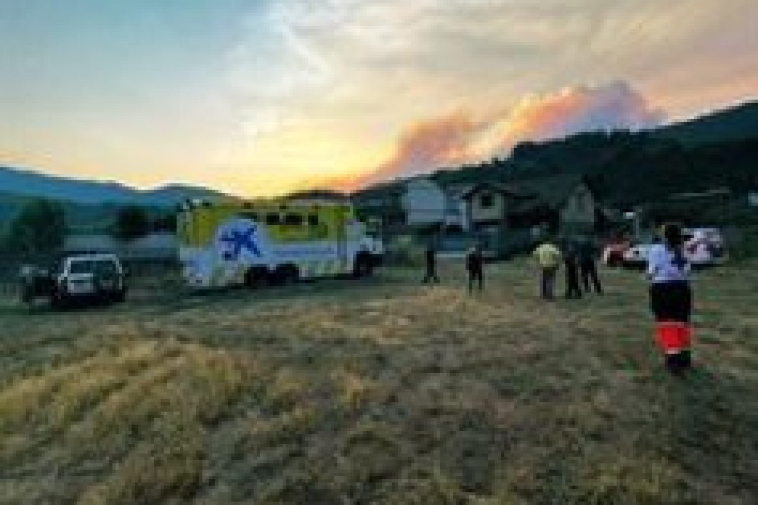 Tres bomberos sufren un golpe de calor cuando extinguían un incendio de pastos en Plasencia