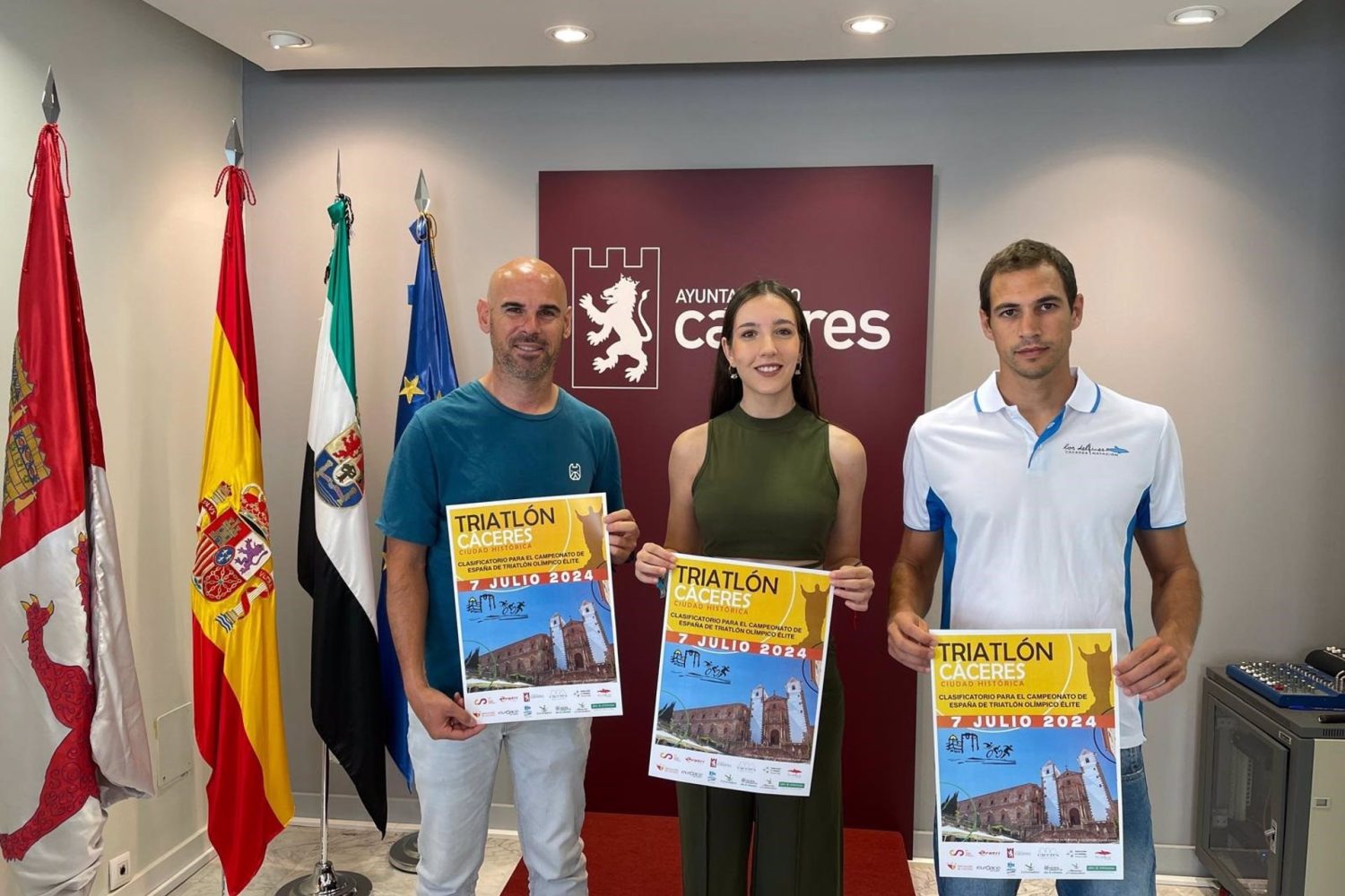 Unos 300 deportistas participan este domingo en el Triatlón Cáceres Ciudad Histórica