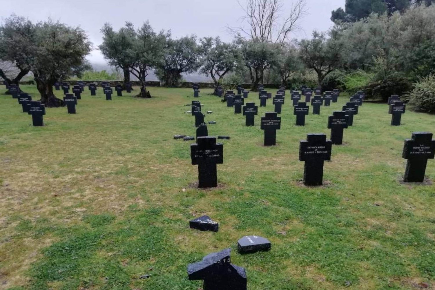 Tumbas profanadas en el cementerio alemán de Yuste. Im: José Mª Hernández.