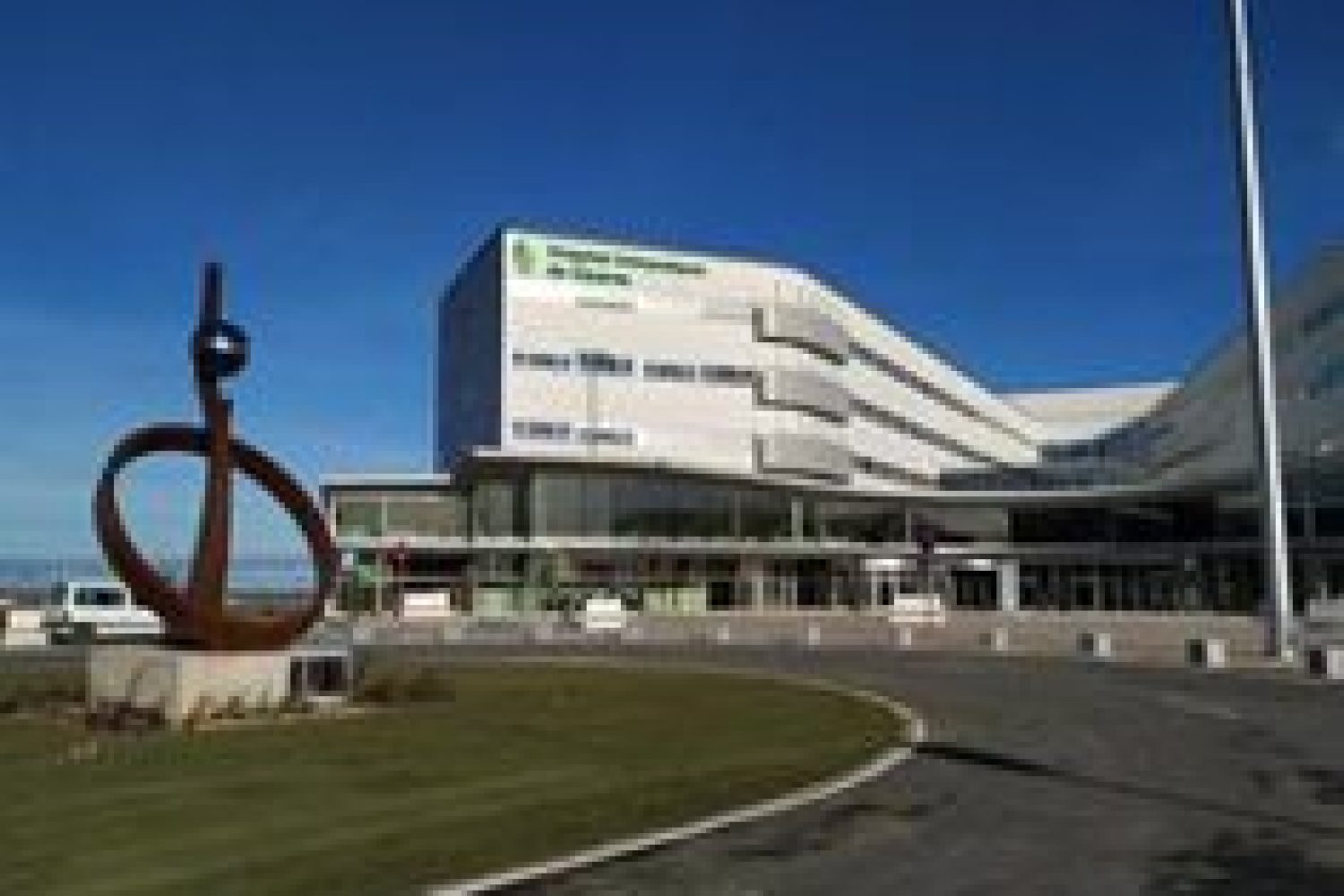 Un trabajador de 41 años resulta herido grave tras caerle encima varias placas solares en Arroyo de San Serván