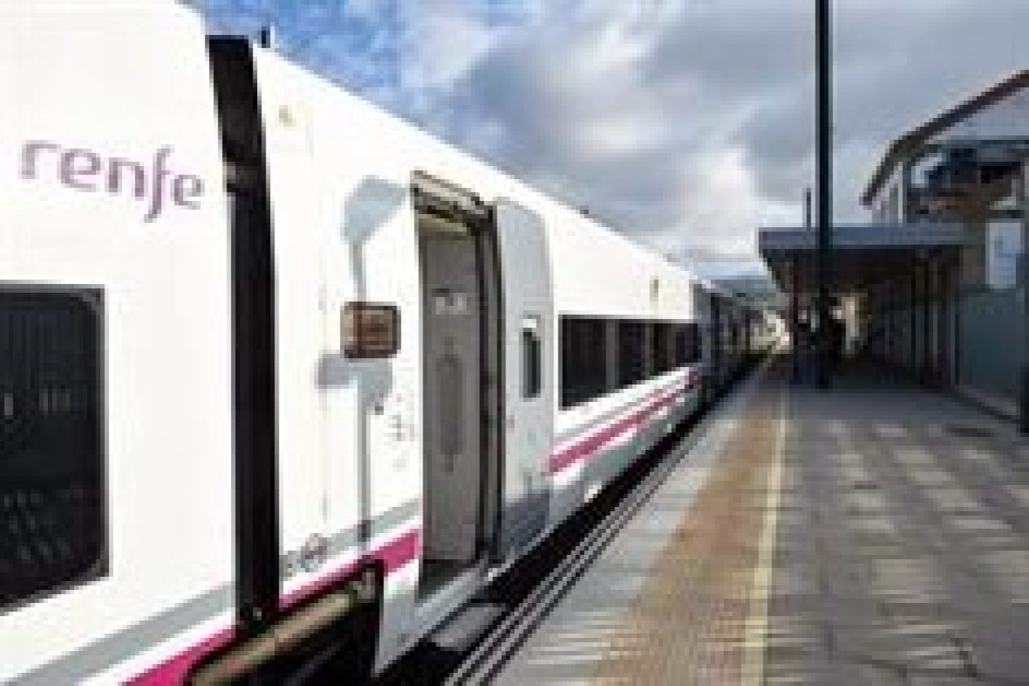 Vara advierte que "cuando se produce una vergüenza" como la del tren extremeño "se corrige sí o sí, o si no, uno se va"