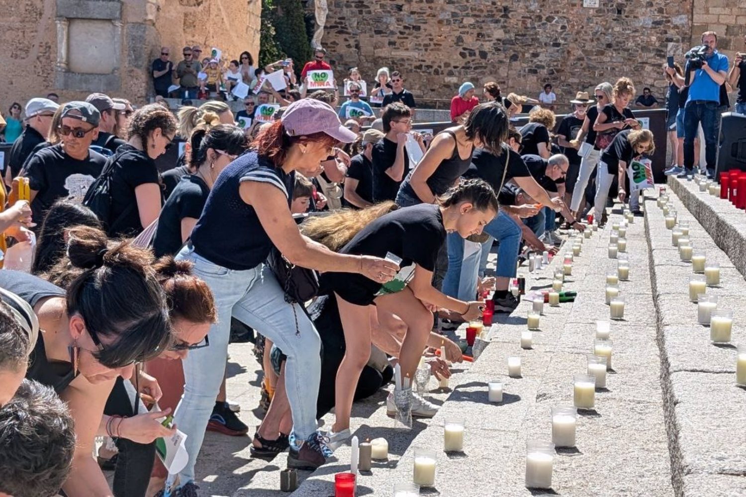 Manifestantes encienden varias decenas de velas en las escalinatas del Ayuntamiento de Cáceres como señal de protesta contra la mina de litio