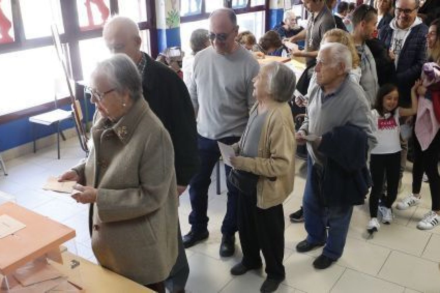 .GRAF9331 MADRID, 28/4/2019.- Ciudadanos ejercen su derecho al voto este domingo en una mesa del Colegio Público Pinar del Rey de Madrid. Los colegios electorales han abierto sus puertas a las 09:00 horas para recoger el voto de los casi 36,9 millones de electores que decidirán este domingo en los comicios generales el reparto de los 350 escaños del Congreso de los Diputados y los 208 del Senado durante la próxima legislatura. EFE/Javier Lizón