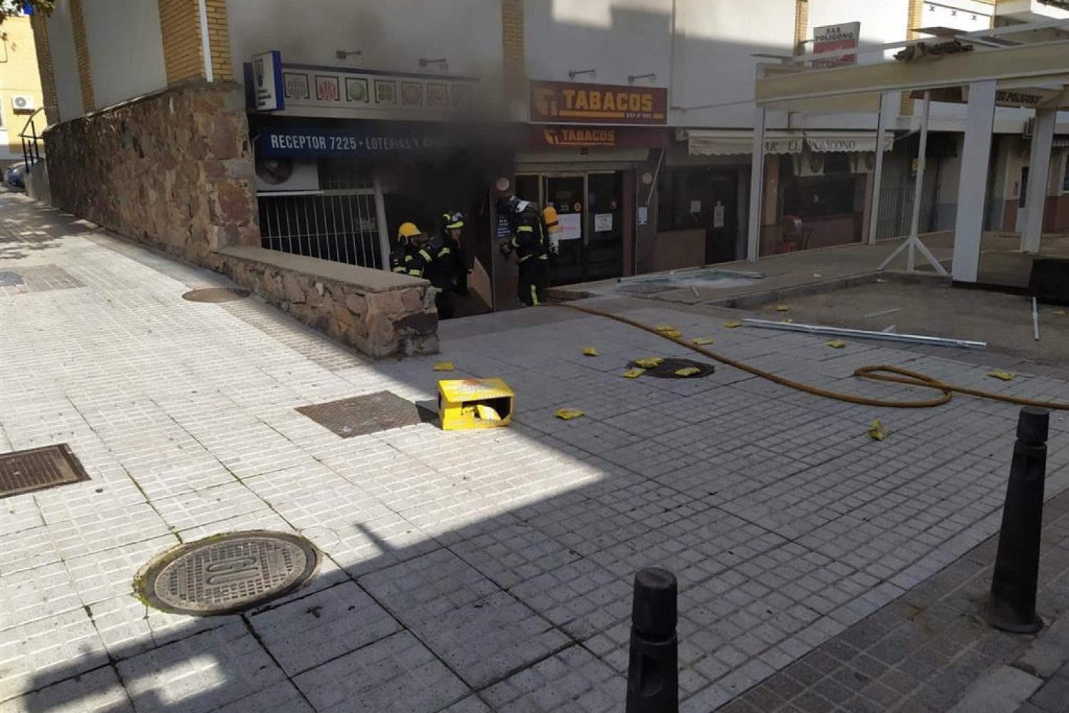 Vuelven a sus casas los vecinos evacuados tras una explosión en un estanco de Mérida que ha provocado un herido